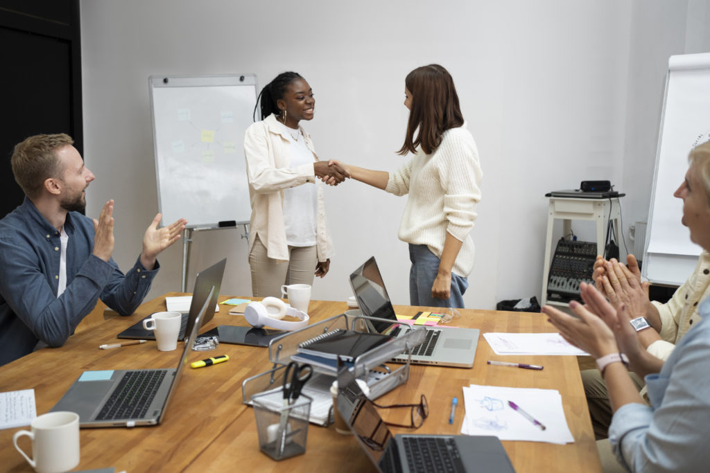 „Quiet Cutting” vs. „Loud Quitting” – jak dziś naprawdę odchodzą pracownicy?