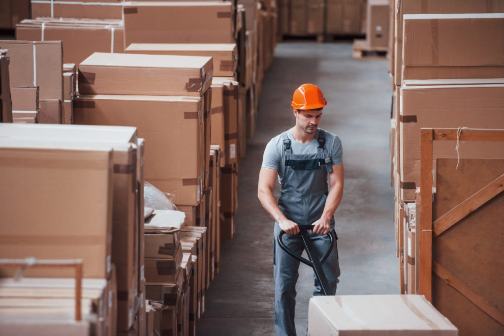 Praca w logistyce w Europie – ile zarabiają pakowacze, magazynierzy i operatorzy wózków?