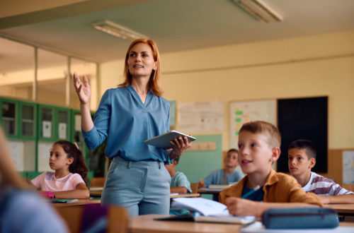 Ile zarabia nauczyciel w Polsce i Niemczech – porównanie płac i godzin pracy