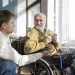 Opiekun osób starszych – zarobki i benefity w Polsce i Niemczech
